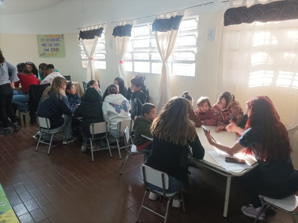Niños haciendo actividades referidas al trabajo  infantil